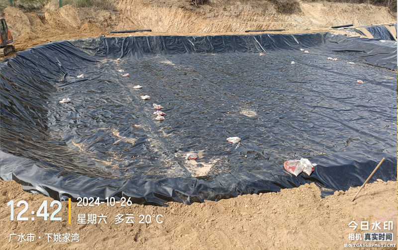 廣水市下姚家灣化糞池鋪設(shè)了防滲土工膜